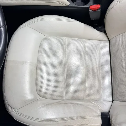 Porovnanie koženého autosedadla pred a po profesionálnom čistení kože