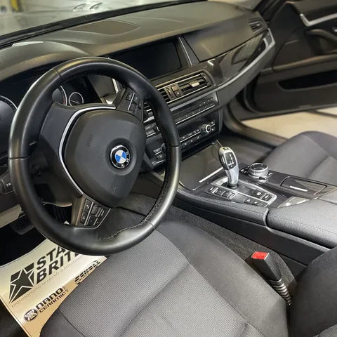 Čistý interiér BMW pripravený na fotenie do inzerátu