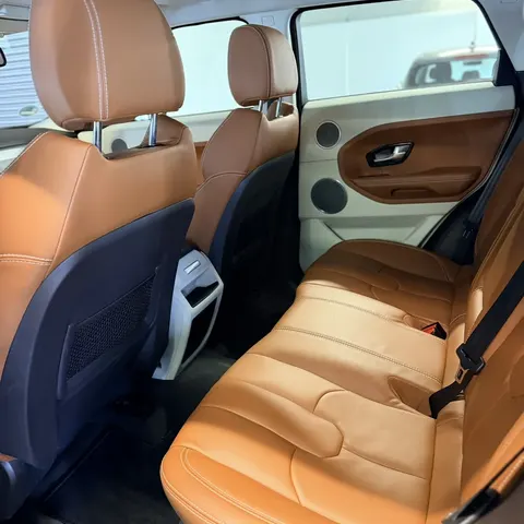 Detailný pohľad na precízne čistenie interiéru auta