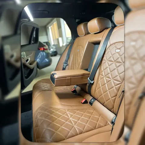 Vyčistené kožené zadné sedadlá Mercedes-Benz triedy C